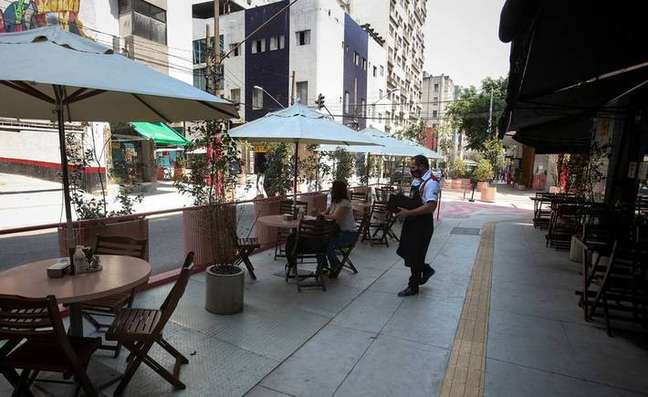 Services have two months without growth, after a cumulative increase of 5.8% between March and September
