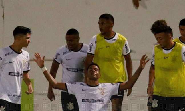ANÁLISE: Corinthians teve mais sorte que 'dedo' do técnico para seguir na Copinha