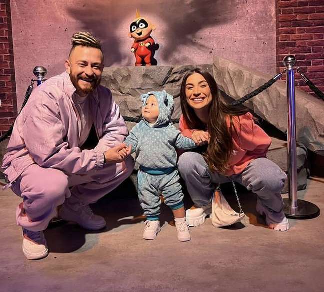 Bianca and Fred are Cris's parents. Bianca and Fred are Cris's parents.