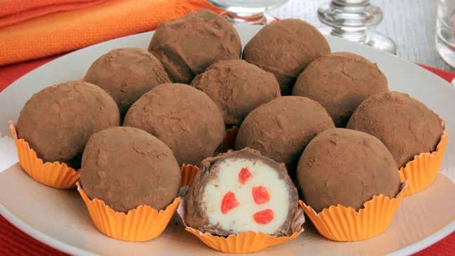 White Chocolate Cherry Truffle – Photo: Guia da Cozinha White Chocolate Cherry Truffle – Photo: Guia da Cozinha