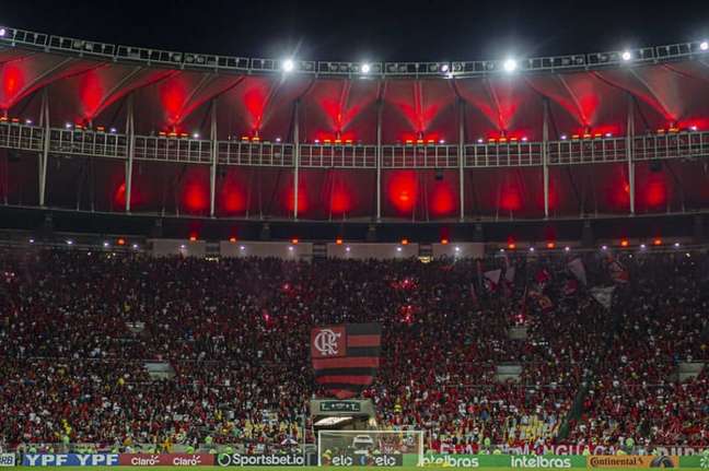 Torcida do Flamengo recebe críticas na web após cantar música ofensiva a Pelé