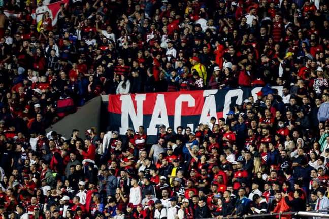 Torcida do Flamengo canta música pejorativa em homenagem a Pelé no Maracanã e irrita a web