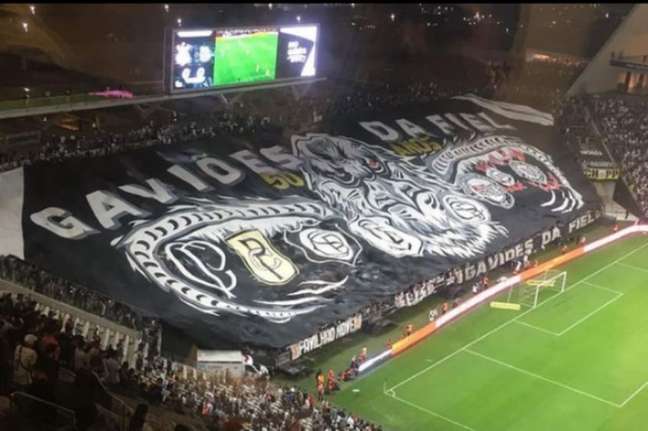 Uniformizada do Corinthians faz protesto contra o preço dos ingressos de visitantes do Paulistão