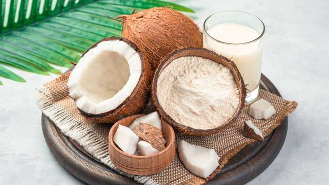 Coco, farinha de coco e leite de coco – Foto: Shutterstock