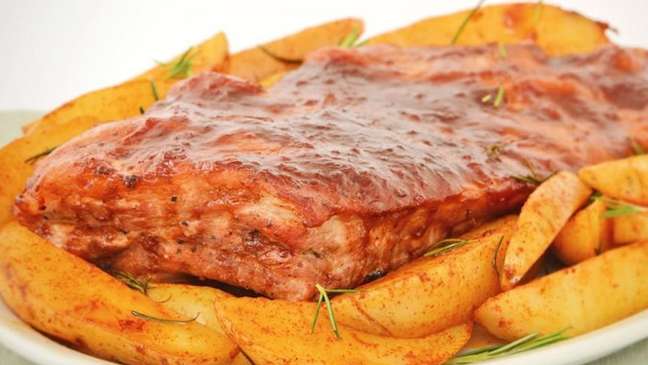 Pork ribs with barbecue sauce and rustic potatoes look like a Sunday lunch – Photo: Guia da Cozinha Pork ribs with barbecue sauce and rustic potatoes look like a Sunday lunch – Photo: Guia da Cozinha