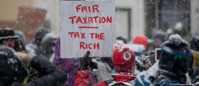 Protesto em Davos pede impostos maiores a fortunas, uma das sugestões da organização de combate à desigualdade Oxfam em seu relatório anual de 2023.