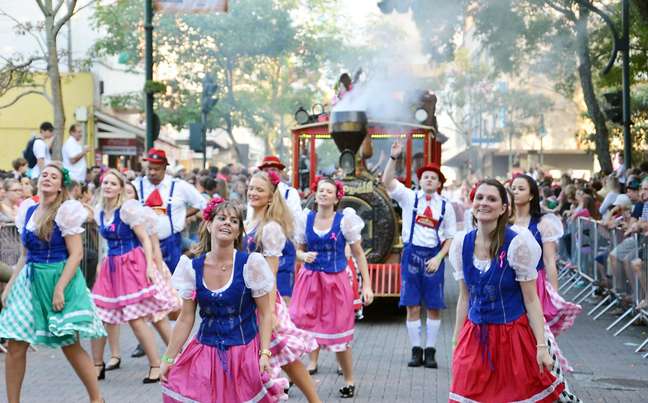 Oktoberfest Blumenau: Moradores E Turistas Comemoram A Festa