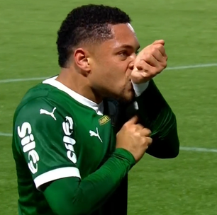 Palmeiras marca no 'apagar das luzes', vence o São Paulo e assume liderança