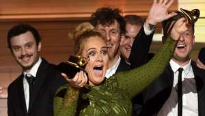 Adele quebra Grammy para dividir com Beyoncé e erra música