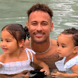 Neymar curte Dia das Crianças com Mavie e Mel em lago de mansão