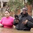Casal enfrenta água gelada até o peito para ver o que sobrou de casa inundada