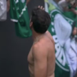 Abel tira camisa para presentear torcedor e prevê bronca da mulher: 'Uma vergonha'