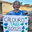 Carteiro passa na faculdade e família faz festa com farinha e tinta