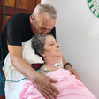 Marido de mulher com mesma doença de Lito largou emprego para cuidar da esposa