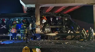 10 pessoas morrem e mais de 40 ficam feridas em acidente com ônibus no interior