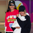Ludmilla e Brunna desembarcam no Brasil após nascimento da filha nos EUA