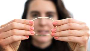 Mulher recupera bracelete de ouro perdido a 7 mil km de casa