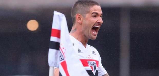 Parado há 3 meses, Pato entra na mira de clubes europeus