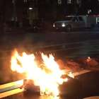 Homem ateia fogo em próprio corpo em protesto contra Trump