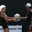 Sabalenka usa véu em torneio de tênis e recebe buquê do noivo brasileiro