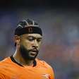 Depay se manifesta pela 1ª vez após queda da Holanda na Copa: 'Desolado'