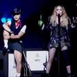 Com palavrão e garrafada nos fãs, Madonna começa show em ritmo intenso