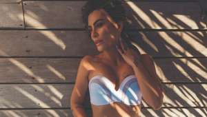 De lingerie, Cleo Pires provoca fãs e pede chegada do verão