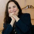 Regina Duarte sofre acidente na rua e quebra os dentes