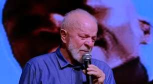 Lula chora ao lembrar pobreza e diz que não tem que prestar conta a 'ricaço e banqueiro'