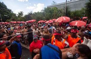 PM monta 'corredor humano' e atende cerca de 100 pessoas em 'encontro' entre blocos de Pabllo e Teló