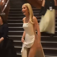 Gwyneth Paltrow quase mostra demais com vestido de lateral nua no Oscar