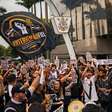 Torcedores do Corinthians protestam em frente no Parque São Jorge