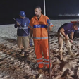 Facas, panela e frigideira: os itens enterrados na praia de Copacabana