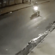 Casal é derrubado de moto por cachorro que corria atrás de gato em MG