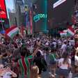 Torcida do Fluminense lota a Time Square e faz bandeiraço antes de jogo contra Ulsan