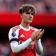 Entenda porque joia do Arsenal não pode usar mesmo vestiário que companheiros