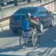 Cadeirante é flagrado trafegando por avenida e ultrapassando carros