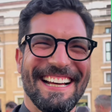 Padre 'gato' é flagrado no conclave e viraliza: 'É o superman disfarçado?'