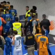 PM lança gás de pimenta em jogadores para conter confusão; assista