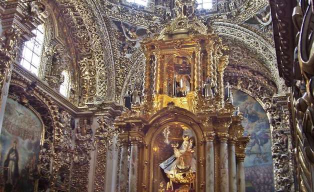 Capela coberta de ouro encanta turistas em Puebla