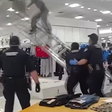 Homem é preso após 'despencar' de teto de shopping e cair em loja; entenda