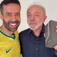 Lula ganha celular para entrar no canal de Janones: "Maior exército democrático"