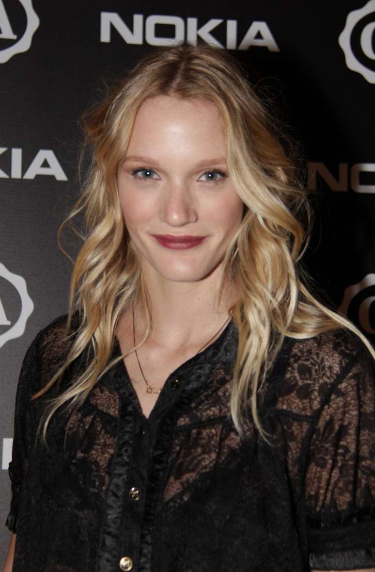 Carla Lamarca n&atilde;o abre m&atilde;o de manter a pele sempre limpa e hidratada para ficar longe de problemas como a acne e marcas de express&atilde;o 