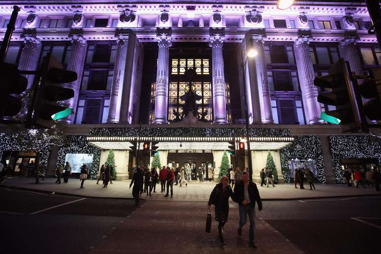 A londrina Selfridges comemora o fato de ter sido eleita a melhor loja do mundo pela segunda vez  