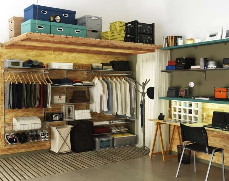 No projeto de Gustavo Calazans, o armário foi substituído por uma arara. Na parte de cima, as caixas servem para guardar bolsas, chapéus e sapatos de uso menos constante