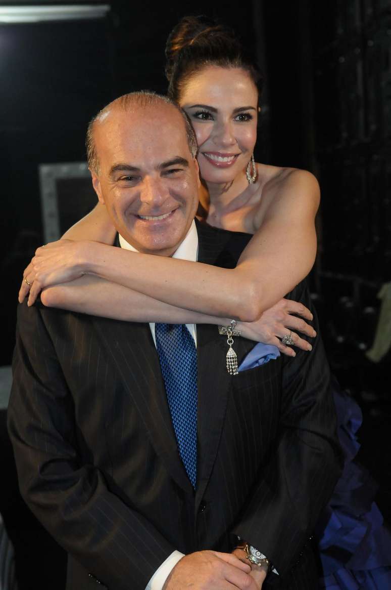 A apresentadora Luciana Gimenez é bem mais alta que seu marido Marcelo de Carvalho