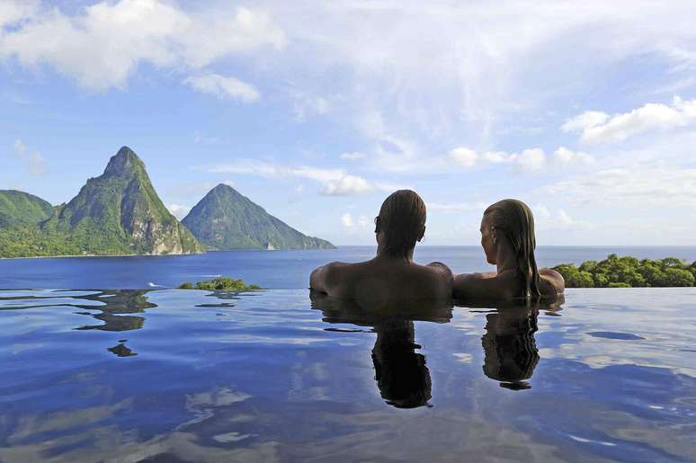 Jade Mountain Resort, Santa L&uacute;cia. Num marco espetacular na ilha caribenha de Santa L&uacute;cia, o Jade Mountain Resort tem piscinas de borda infinita em todas suas su&iacute;tes. Penduradas sobre as colinas, as piscinas t&ecirc;m uma vista incr&iacute;vel sobre o mar e a vegeta&ccedil;&atilde;o abundante de Santa L&uacute;cia ao fundo
