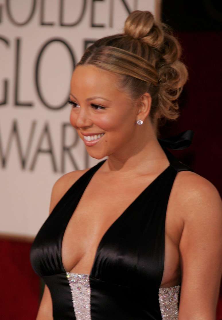 A cantora Mariah Carey foi à um Globo de Ouro usando um modelo preto bastante decotado