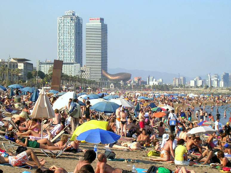 Barceloneta Beach, Barcelona, Espanha: as praias de Barcelona não são as mais bonitas do mundo, mas Barceloneta Beach é popular devido à sua proximidade com o centro da cidade e ser forrada com palmeiras e apoiada por zumbidos de bares e cafés. Por isso, não faltam opções na hora de escolher algum lugar para comer ou beber um drinque. Mais de 200 pessoas limpam diariamente as praias de Barcelona. O mar não é perigoso e, além disso, a costa tem uma grande patrulha de salva-vidas