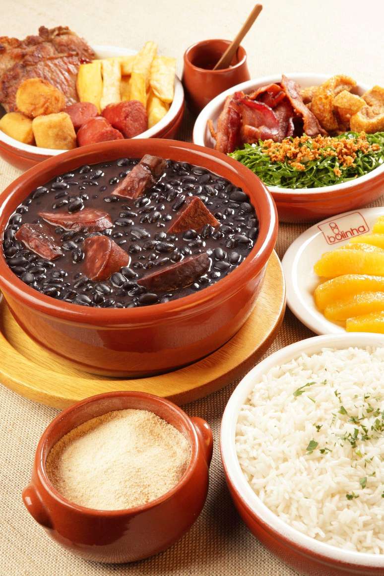 O chef Zé Mário, do Restaurante Bolinha, ensina truques para aperfeiçoar a feijoada. Segundo ele, é preciso limpar bem as carnes salgadas, tirando o excesso de gordura. Em seguida, deixe-as de molho em uma bacia com água por 24h, trocando o líquido de três a quatro vezes para retirar bem o sal